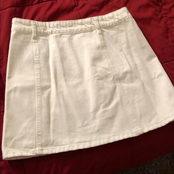 FOREVER 21 | Size 27 | White Jean Skirt - Picture 2 of 4